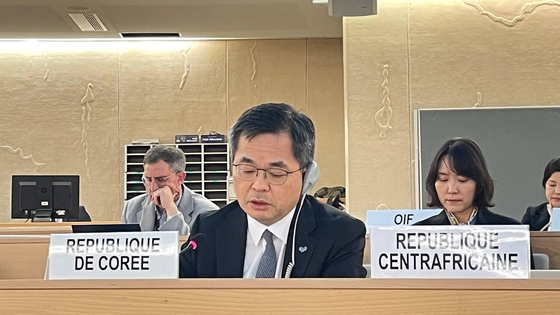 Yun Seong-deok, South Korean ambassador to the UN office in Geneva, speaks as the representative of the South Korean government delegation during the fourth Universal Periodic Review (UPR) of North Korea in Geneva on Thursday. [YONHAP]