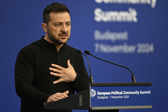 Ukraine's President Volodymyr Zelensky speaks during a press conference during the European Political Community (EPC) Summit in Budapest , Hungary, Thursday. [AP/YONHAP]