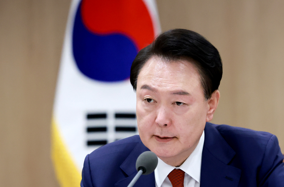 President Yoon Suk Yeol convenes a meeting with senior government officials and presidential aides at the presidential office in Yongsan District, central Seoul, on Sunday to discuss the economic and security implications of a second Trump administration. [JOINT PRESS CORPS]