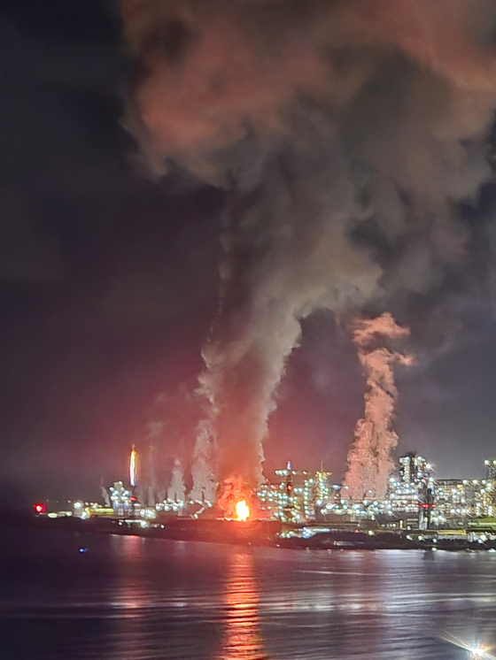 A fire is visible at the Posco steel factory in Pohang, North Gyeongsang, in the early hours of Sunday morning.  [YONHAP]