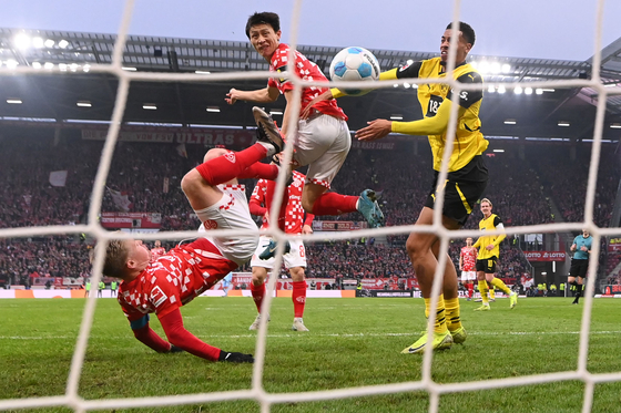 Mainz's Lee Jae-sung scores the opening goal during a Bundesliga football match between Mainz and Dortmund in Mainz, Germany on Saturday.  [AFP/YONHAP]