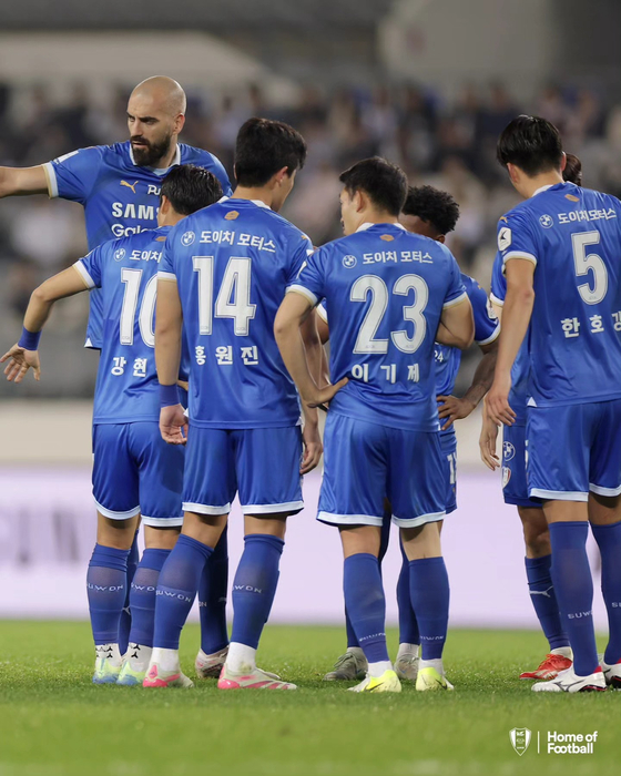 The Suwon Samsung Bluewings react during the K Leauge 2 match against Chungnam Asan FC at Yongin Mireu Stadium in Yongin, Gyeonggi, in a photo shared on the Bluewings' official Facebook account on Oct. 31. [SCREEN CAPTURE]