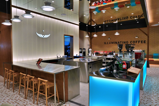 An Intelligentsia coffee bar opened in Lotte World Mall in Songpa District, southern Seoul, on Sept. 8. [NEWS1]