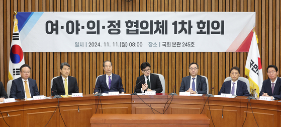 Han Dong-hoon, center, leader of the ruling People Power Party, and Prime Minister Han Duck-soo, third from right, as a consultative body on a doctors' walkout is launched in Seoul on Monday. [YONHAP] 