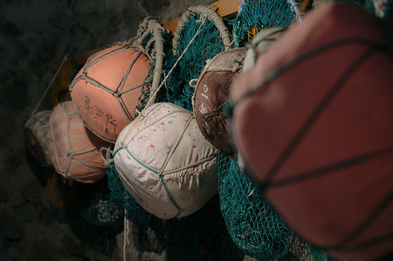 The teuwak mangsari ? a buoy and fishing net combination ? displayed at the Jeju haenyeo Museum. [JEJU HAENYEO MUSEUM]