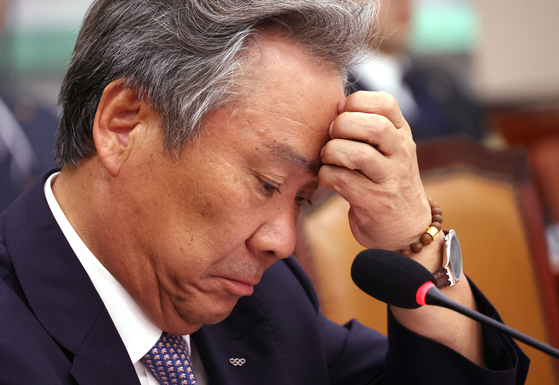 Lee Kee-heung, President of the Korean Sport and Olympic Committee (KSOC), listens to a question at a parliamentary audit held on Oct. 22. [YONHAP]