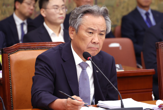 Lee Kee-heung, president of the Korean Sport and Olympic Committee (KSOC), listens to a question at a parliamentary audit held on Oct. 22. [YONHAP]