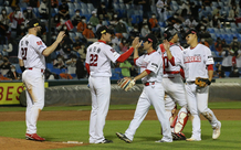 Landers take lead as KBO proves there's no place like home