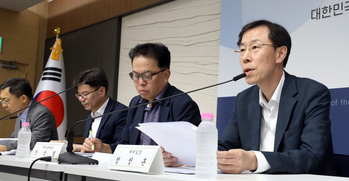 Deputy Minister Jeong Jung-hoon, right, who is in charge of the Tax and Customs Office at the Ministry of Economy and Finance, speaks during a press briefing held at the government complex in Sejong on Wednesday. [NEWS1]