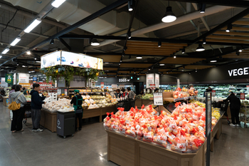 The produce section at a Homeplus Mega Food Market in Gangseo District, western Seoul [CHO YONG-JUN]