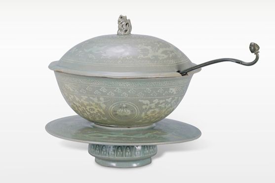 [Treasure] Celadon Lidded Bowl and Saucer with Inlaid Dragon
