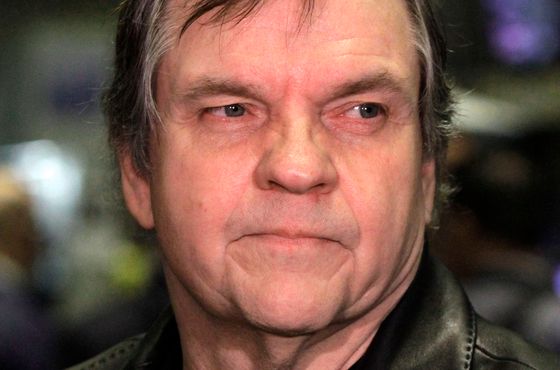 This June 21, 2010, file photo shows rock singer Meat Loaf on the floor of the New York Stock Exchange before ringing the opening bell. Meat Loaf, whose ″Bat Out Of Hell″ album is an all-time bestseller, has died, his family announced on Facebook, Friday.   [AP/YONHAP]