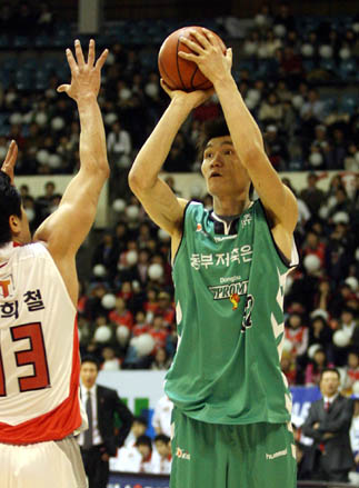 Worst player profile pic EVR! - from the Korean Basketball League (KBL)