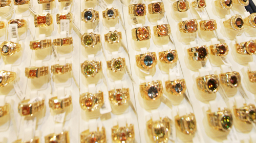 Jewelers’ customers turn into big sellers