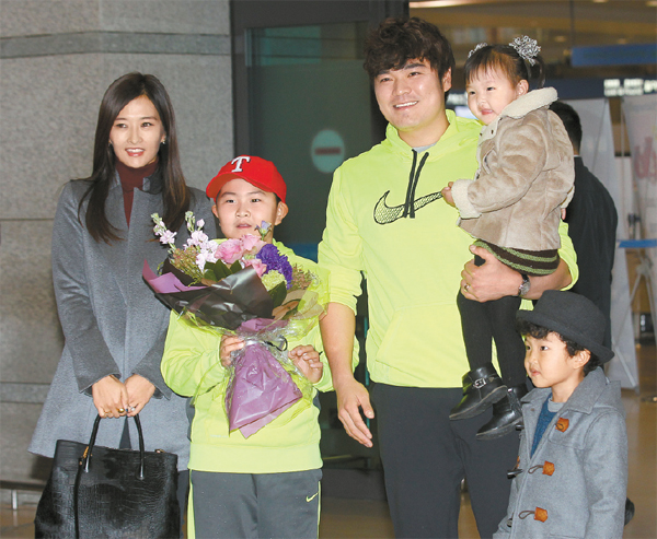 Shin-Soo Choo, center with his wife Won-Mi Ha Choo and children Aiden  News Photo - Getty Images
