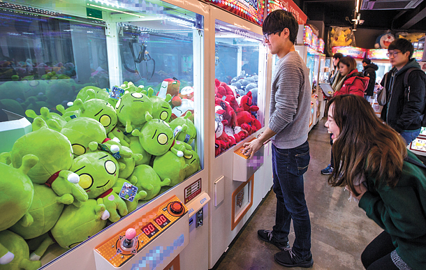 Claw machines offer low cost, high reward thrill : As the arcade game makes a return, many question its longevity