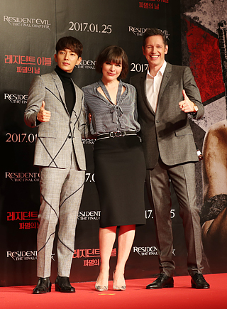 The Seoul Story on X: Lee Jun Ki, Milla Jovovich and director Paul  Anderson today at the press conference of film 'Resident Evil: The Final  Chapter'  / X