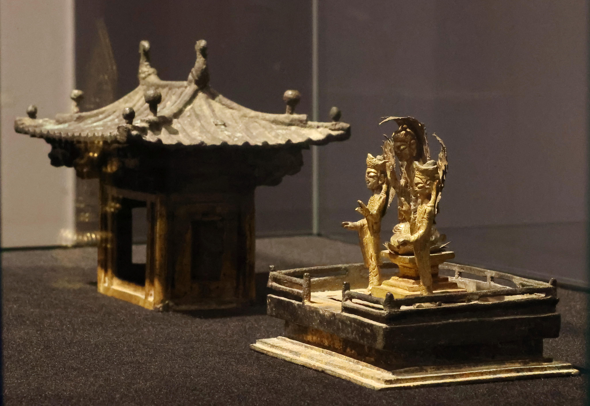 Two national treasures - the Portable Shrine of Gilt-bronze Buddha Triad, left, and the Gilt-bronze Standing Buddha Triad with Inscription of &#34;Gyemi Year,&#34; are on display at K Auction in southern Seoul on Monday for a limited time for local reporters. The auction will take place on Jan. 27. [YONHAP]