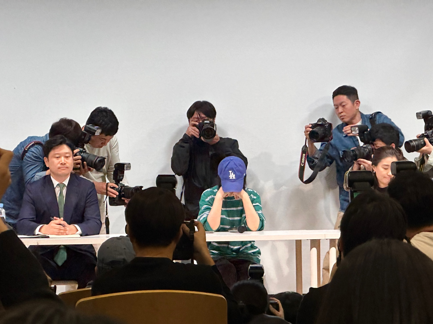 Reporters get ready before a press conference arranged by Min Hee-jin, head of ADOR, begins at 3 p.m. on Wednesday in Seoul. [YOON SO-YEON] 